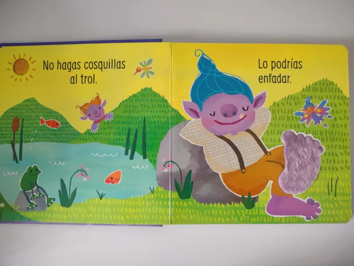 Foto del interior del cuento infantil "No hagas cosquillas al dragón"
