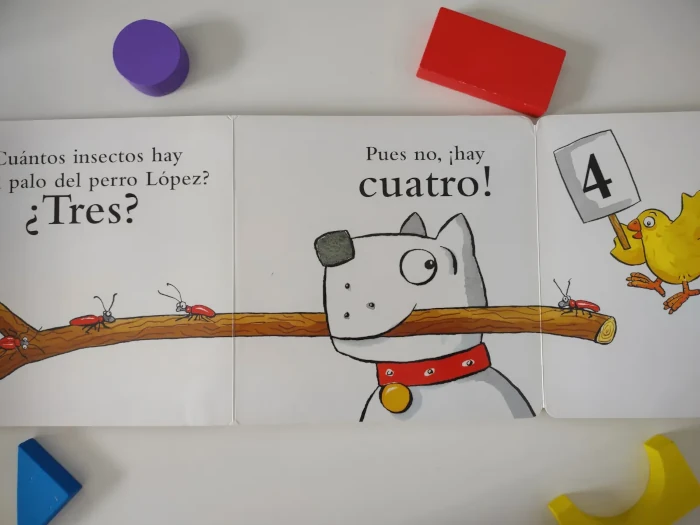 Foto del interior del libro "el pollo Pepe y los números" donde se ve la solapa deplegarse