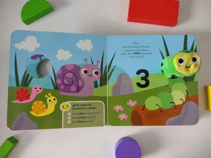 Foto del interior del libro "La oruga contadora" que visualiza muy bien cómo el cuento ayuda a contar a los niños de 2 años