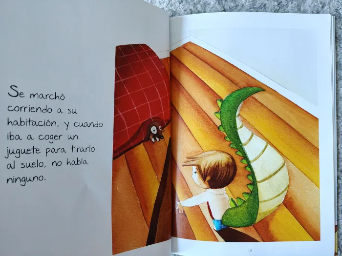 Foto del interior del libro Cola de Dragón que muestra sus imágenes y su texto corto adaptado para preescolar