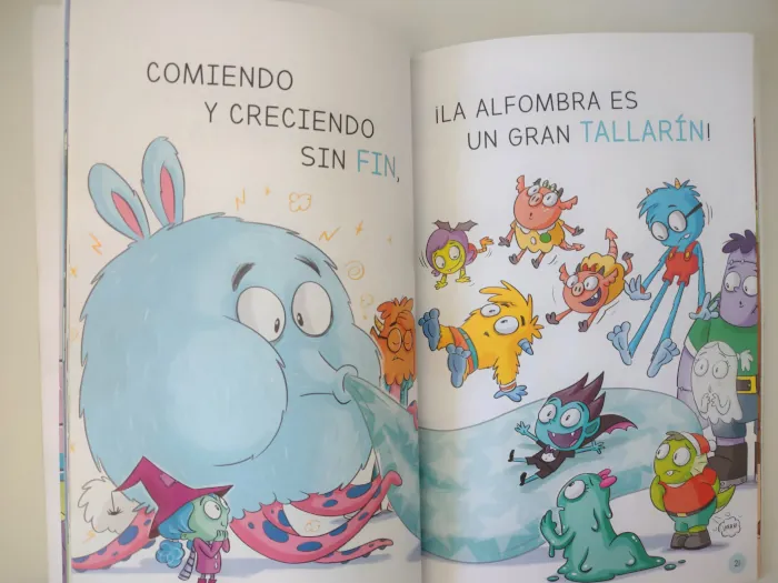 Foto del interior del libro La Mascota más grandota donde se ve el texto rimado en letras mayúsculas con unos personajes súper simpáticos