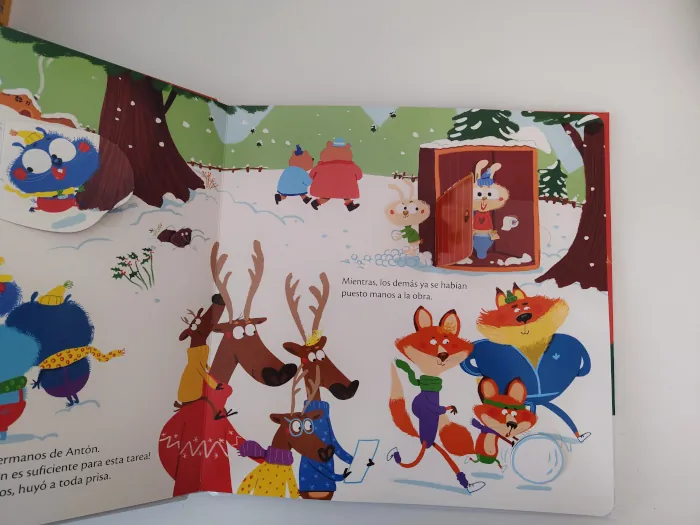 Foto del interior del libro de La Navidad de Antón Piñón donde se ve todas las posibilidades de interacción con sus imágenes