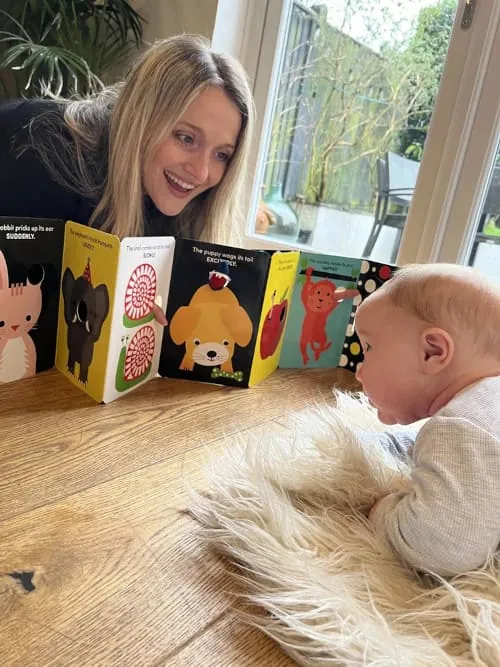 Interior del cuento Tummy time donde se ve sus imágenes ideales para bebés