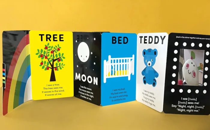 Interior del cuento Reading Time. Libro sensorial en inglés de contrastes para bebés a partir de 3 meses