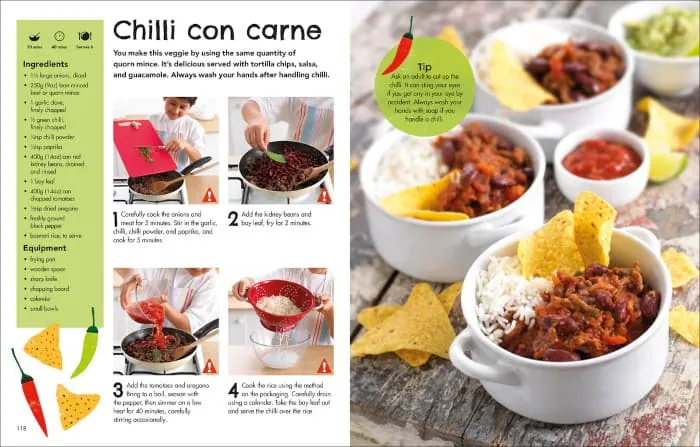 Ejemplo del libro de recetas "Complete Children's Cookbook" donde se muestran fotos sobre el proceso y el final del plato