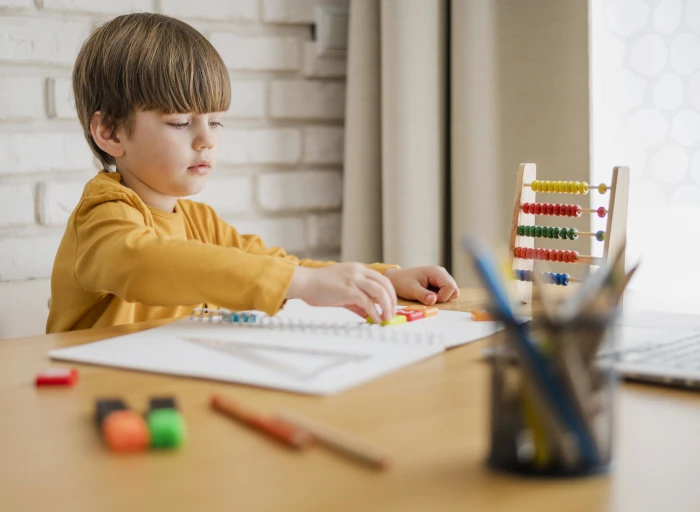 Niño aplicando el compromiso activo, uno de los pilares del aprendizaje de Stanislas Dehaene