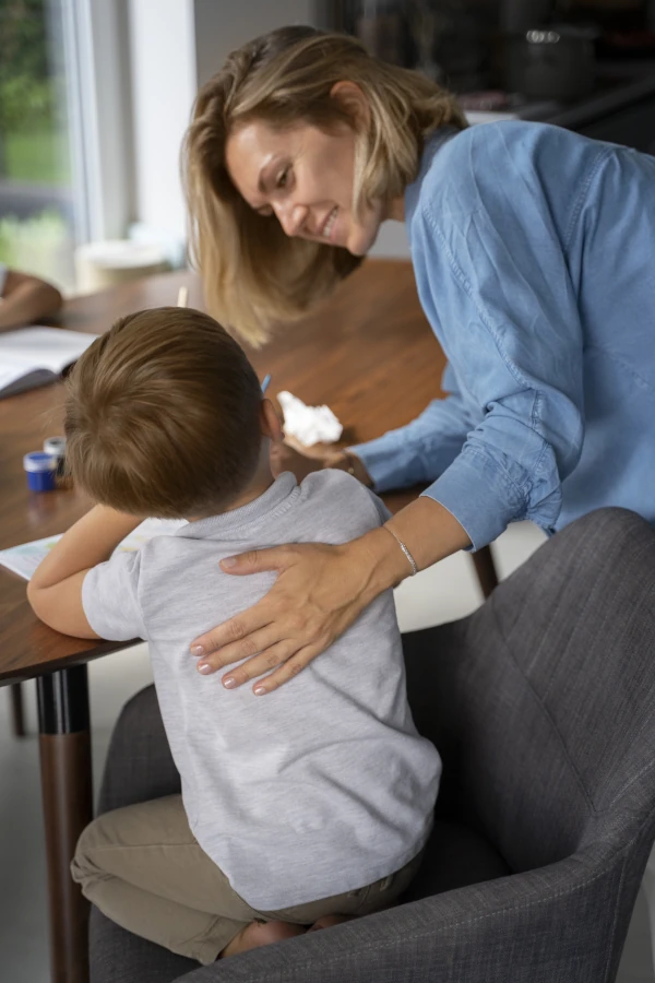 Una mamá dando apoyo a su hijo cuando se equivoca