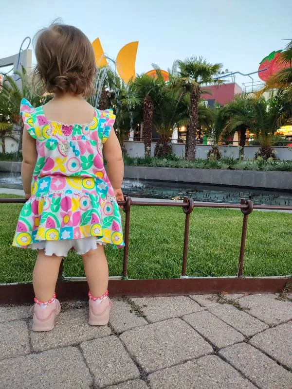 Mi hija observando con atención y curiosidad una fuente